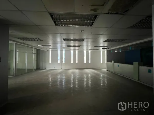 店屋 出租或出售在Khlong Toei, Bangkok - 宽敞室内，带玻璃隔断会议室与日光灯照明。
