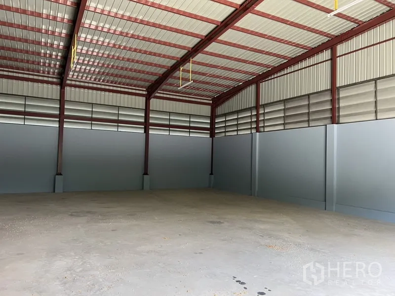 货栈 出租在Khlong Sam Wa, Bangkok - 空置混凝土地面与屋脊屋顶的仓库，随时可用于仓储或轻生产。