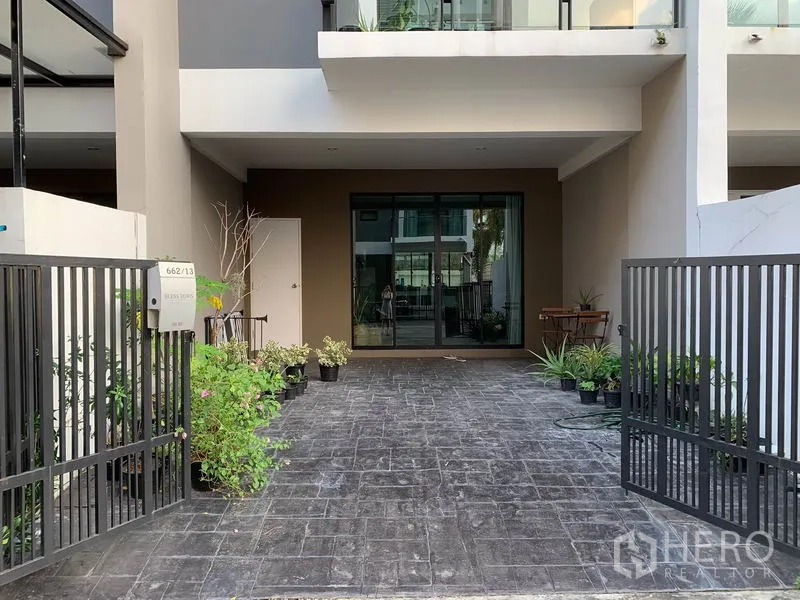 ทาวน์เฮาส์ ให้เช่าในKhlong Toei, Bangkok - ทางเข้ารั้วหน้าบ้านและที่จอดรถ พร้อมกระถางต้นไม้และประตูกระจกบานเลื่อน