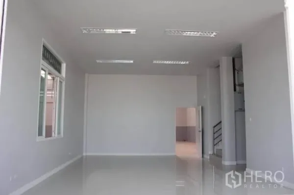 Factory for rent or sale in Lam Luk Ka, Pathum Thani - Spacious open-plan office area with high ceilings and fluorescent lighting.