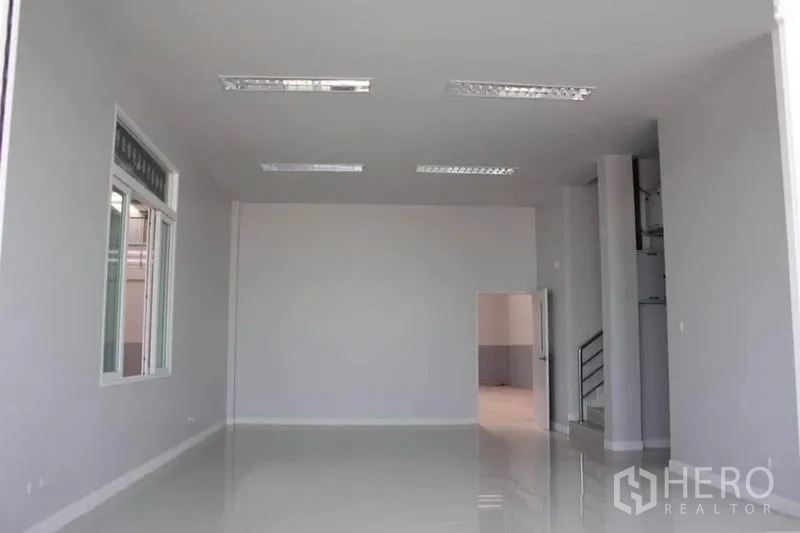 Factory for rent or sale in Lam Luk Ka, Pathum Thani - Spacious open-plan office area with high ceilings and fluorescent lighting.