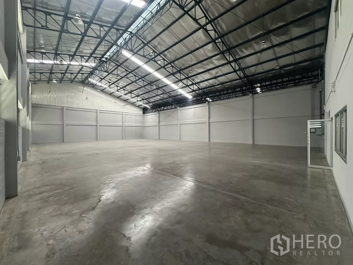 โรงงาน ให้เช่าในBang Phli, Samut Prakan - ภายในโกดังโล่งพื้นคอนกรีตขัดมัน หลังคาเหล็กสูงมีฉนวน