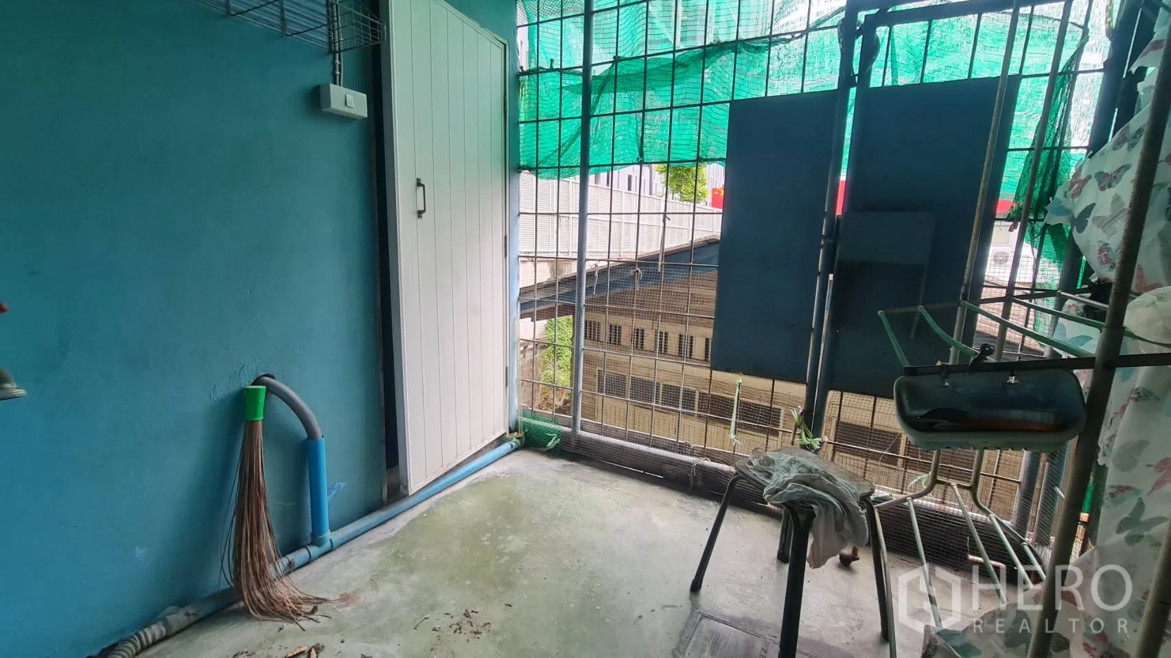 店屋 出租或出售在Watthana, Bangkok - 带金属防护的生活阳台，管线与收纳柜。