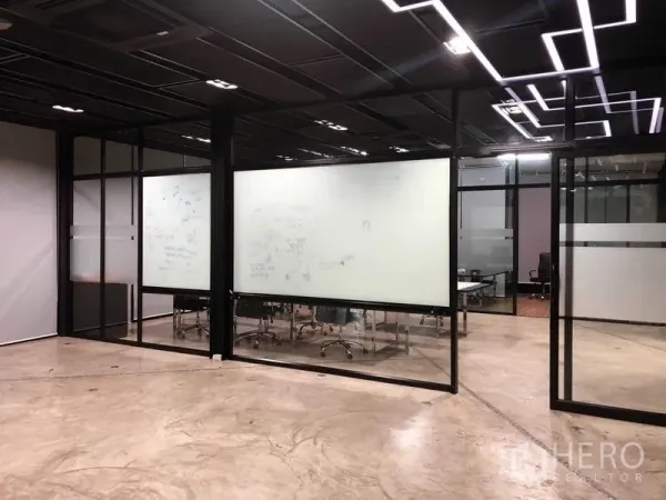 สำนักงาน ให้เช่าในBang Na, Bangkok - ห้องประชุมกั้นกระจก กระดานไวท์บอร์ด เข้ากับไฟฝ้าเพดานลายเรขาคณิต