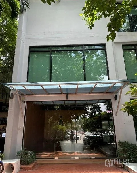 Home Office for rent in Wang Thonglang, Bangkok - Glass-fronted entrance with canopy at a home office in Wang Thonglang, Bangkok