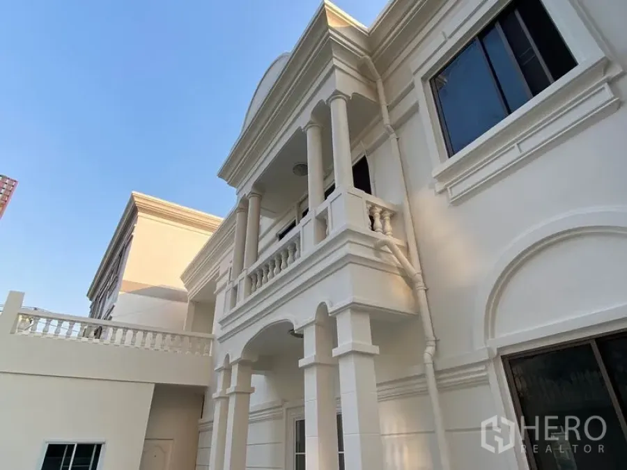 บ้าน ให้เช่าในKhlong Toei, Bangkok - ด้านหน้าบ้านเดี่ยวสไตล์นีโอคลาสสิกสีขาวพร้อมระเบียงคอลัมน์ ในเขตคลองเตย ใกล้ BTS ทองหล่อ
