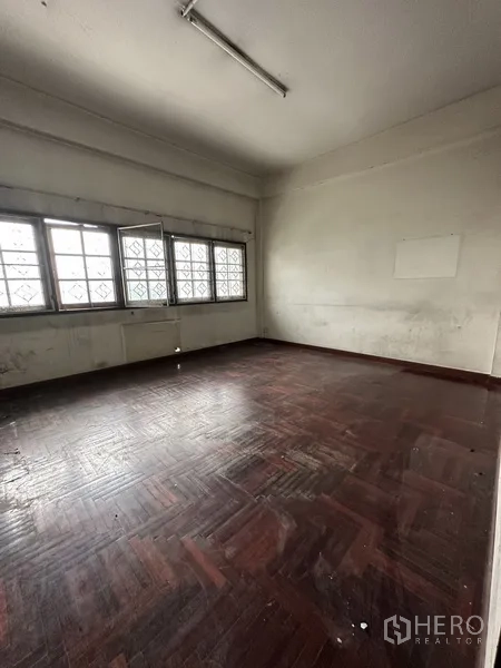 Shophouse for rent or sale in Watthana, Bangkok - Rear open yard and service area behind the shophouse.