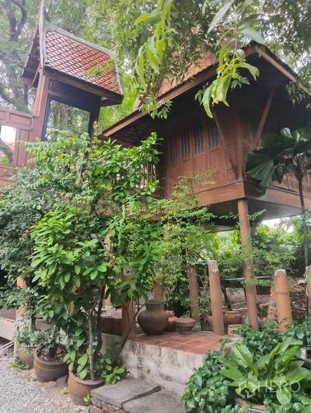 独立式住宅 出租或出售在Suan Luang, Bangkok - 泰式木结构高脚屋，双坡屋顶，被葱郁热带花园环绕。