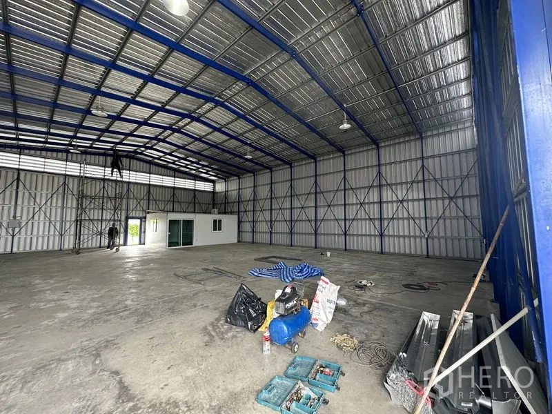 Warehouse for rent in Khlong Luang, Pathum Thani - Spacious warehouse floor with lighting, power points and heavy-duty concrete slab.