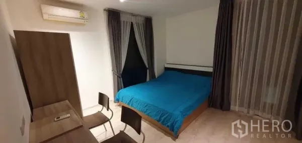 Detached House for rent in Prawet, Bangkok - Bedroom with double bed, study desk and corner windows with drapes