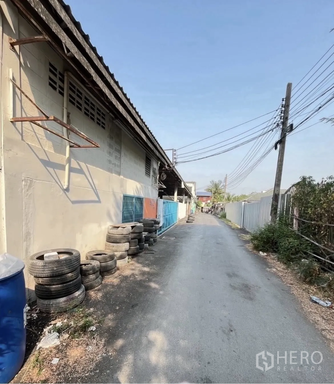 Warehouse for rent in Chatuchak, Bangkok - Wide interior view showing long concrete floor and roof beams across the warehouse.
