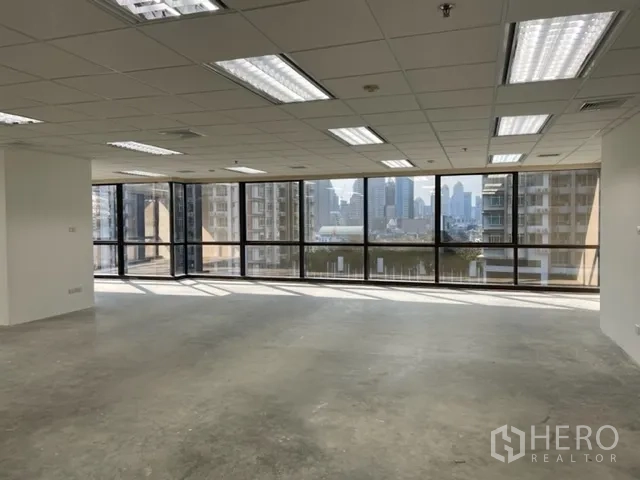 办公空间 出租在Ratchathewi, Bangkok - 宽敞办公楼层，整面落地玻璃与城市景观，吊顶照明，位于Ratchathewi。