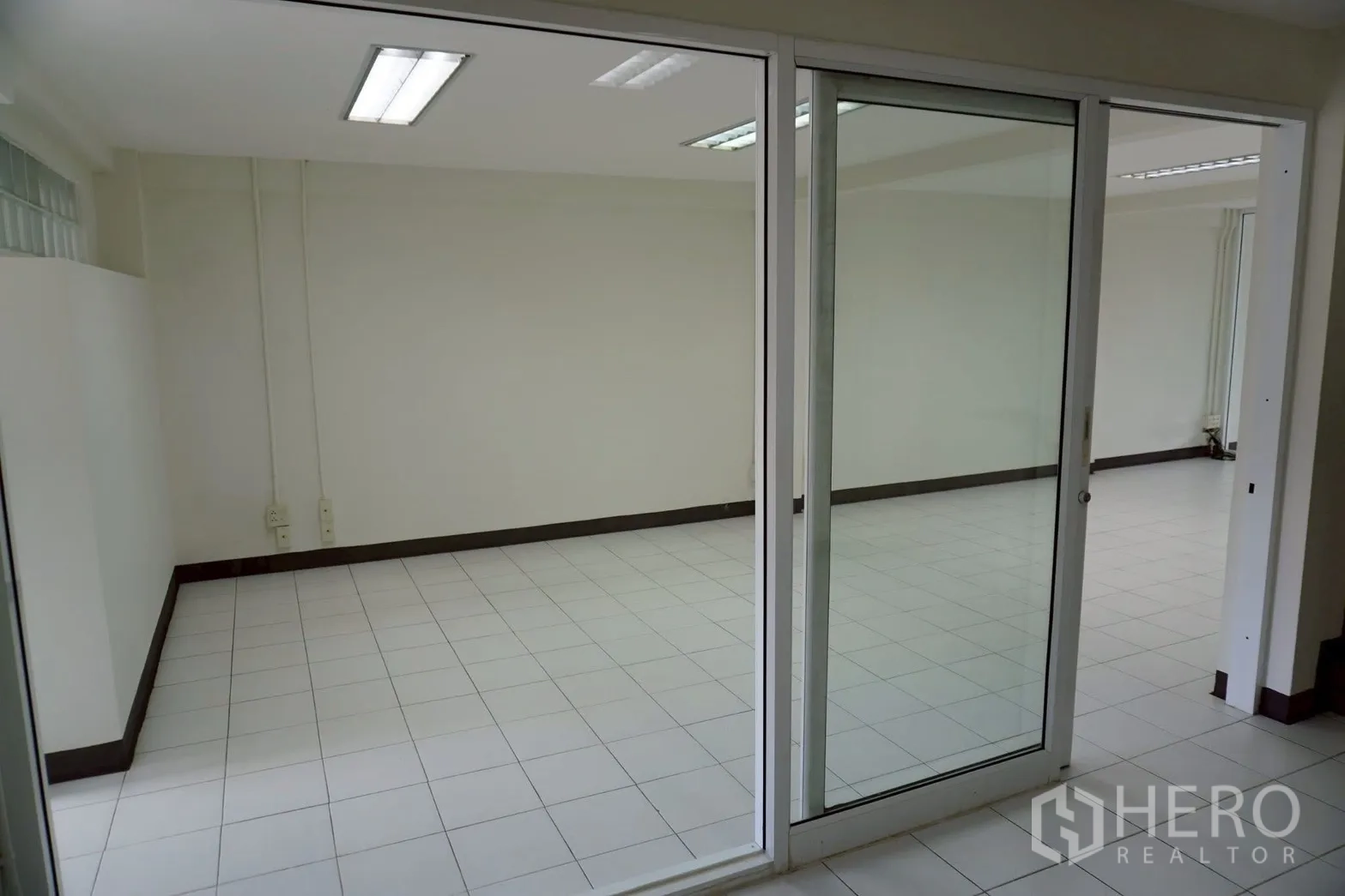 带办公室的家 for rent in Watthana, Bangkok - 玻璃分隔的办公室，方格地砖与吸顶灯。