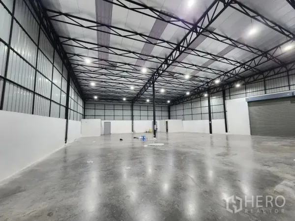 货栈 出租在Pak Kret, Nonthaburi - 仓库内部宽敞，抛光混凝土地面，高钢结构屋顶与LED照明。