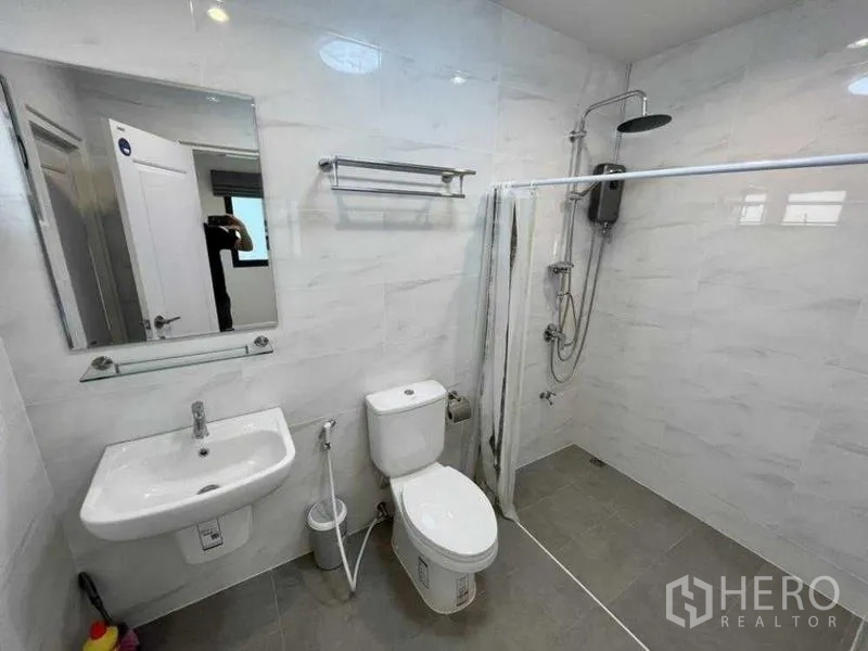 Detached House for rent in Phaya Thai, Bangkok - Wet-room style bathroom with rain shower, toilet and sink.