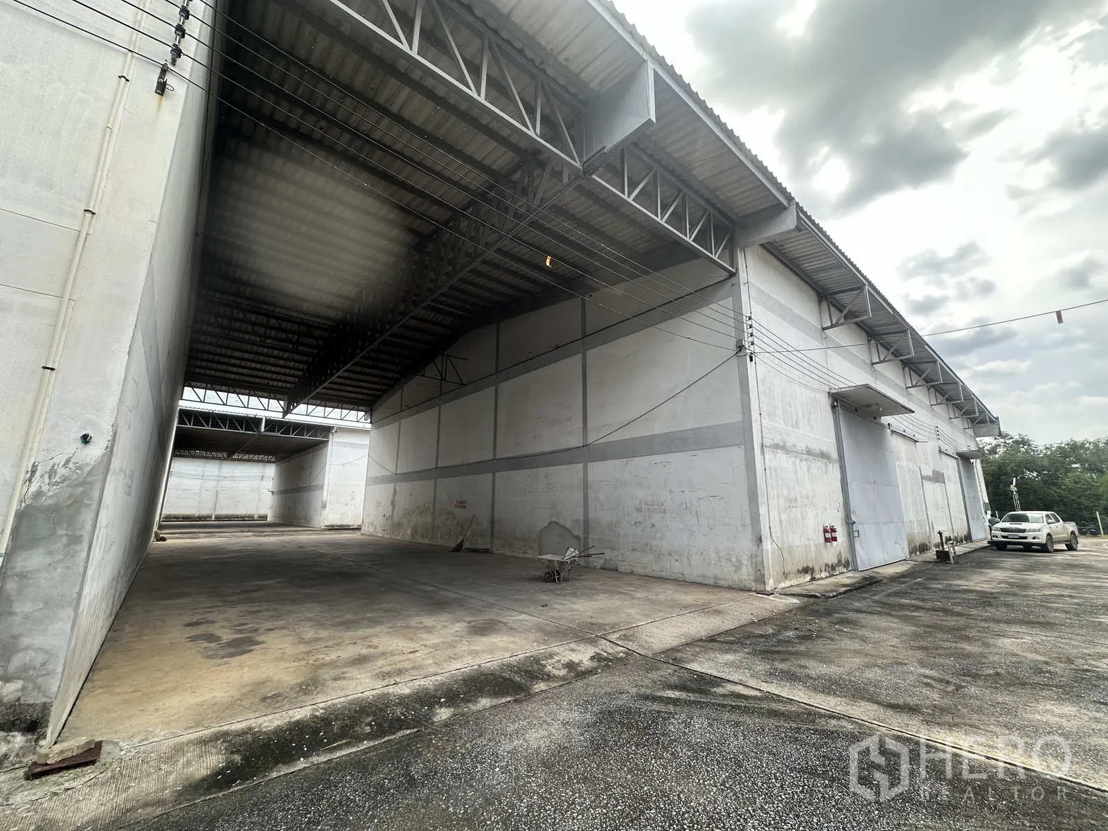 Warehouse for rent in Phra Nakhon Si Ayutthaya - Covered loading area between warehouse blocks with concrete apron.