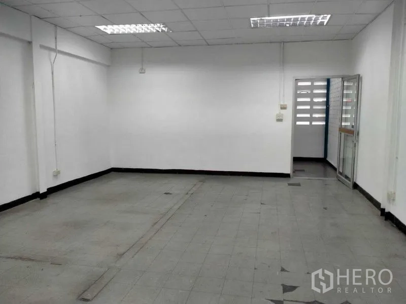 货栈 出租在Bang Phli, Samut Prakan - 仓库内的空置办公室，白墙与瓷砖地面