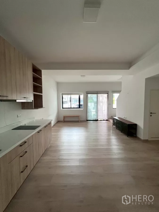Townhouse for rent in Bang Phli, Samut Prakan - Bright lounge facing the front patio with multiple windows for natural light.