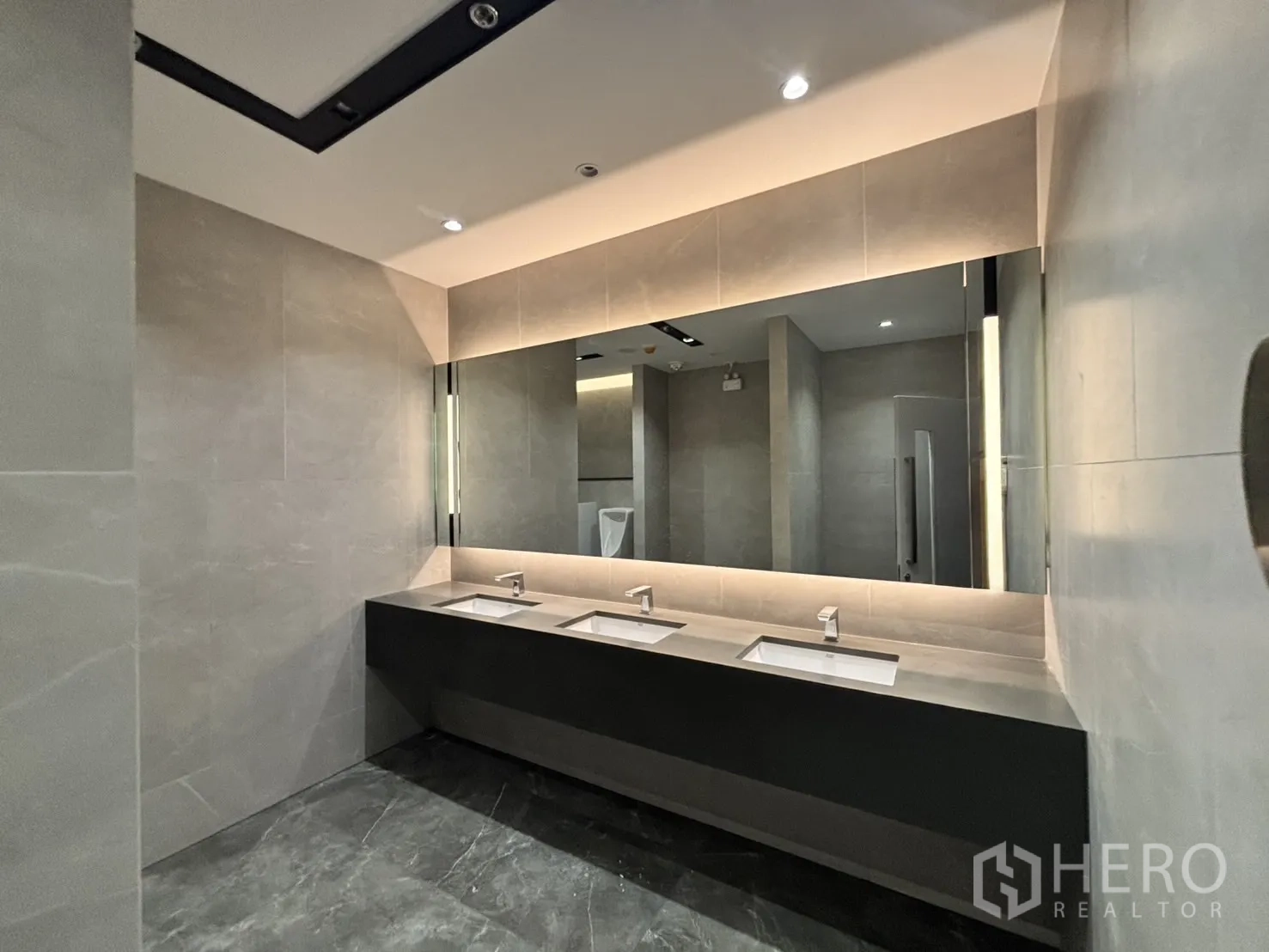办公空间 出租在Huai Khwang, Bangkok - 现代化办公楼公共卫浴，长台盆、三个水槽与背光镜。