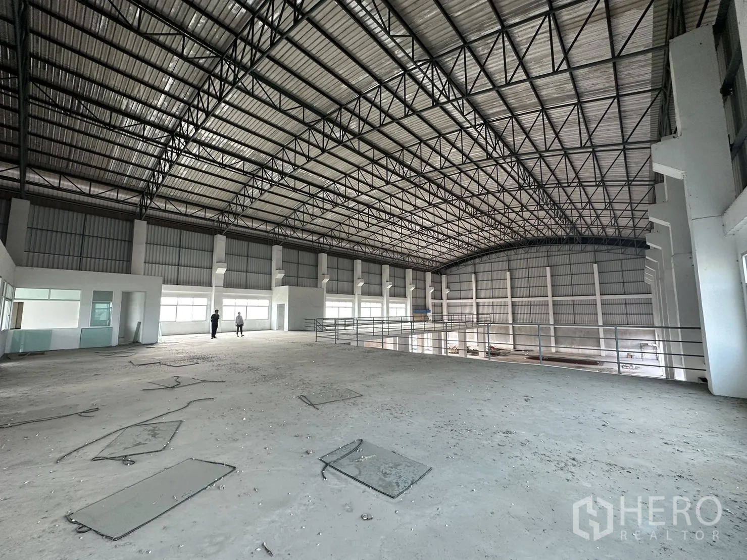 Factory for rent in Pak Kret, Nonthaburi - Wide mezzanine platform beneath the curved roof overlooking the production area.