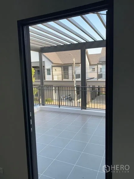 Detached House for rent or sale in Bang Phli, Samut Prakan - Covered terrace balcony with pergola and tiled floor