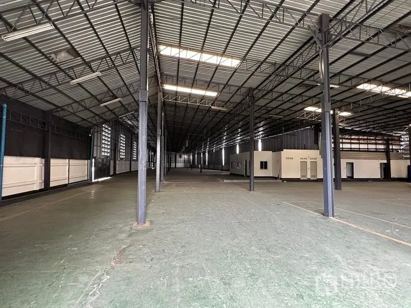 คลังสินค้า ให้เช่าในKhan Na Yao, Bangkok - โถงโกดังกว้าง มีแผ่นช่องแสงบนหลังคา และห้องออฟฟิศติดกัน