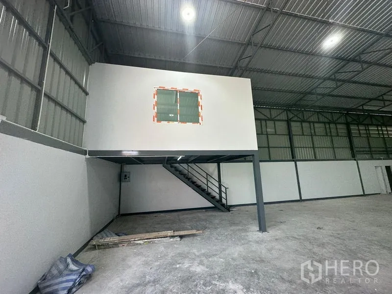Warehouse for rent in Khlong Toei, Bangkok - Mezzanine office box with window and steel staircase inside the warehouse.