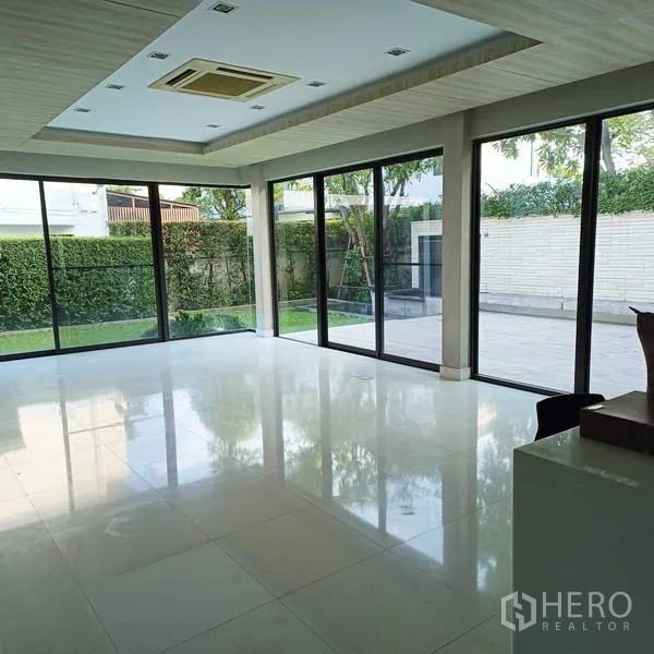 Detached House for rent or sale in Mueang Nonthaburi, Nonthaburi - Sunlit open-plan space with cassette air-conditioner and wraparound glass walls.