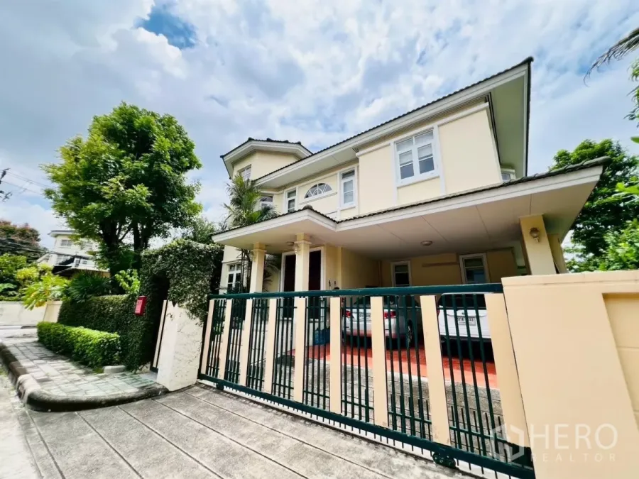 บ้าน ให้เช่าในPrawet, Bangkok - บ้านเดี่ยว 2 ชั้นพร้อมประตูรั้วและที่จอดรถในร่ม ภายในโครงการ Golden Nakara