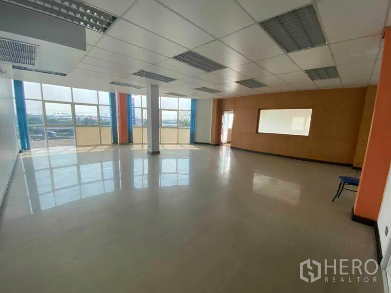 货栈 出租在Pathum Thani - 采光充足的办公楼层，落地窗、格栅天花与瓷砖地面