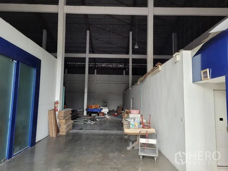 Warehouse for rent in Phra Khanong, Bangkok - Spacious high-clear warehouse bay with concrete floor, tall columns, and a loading area.