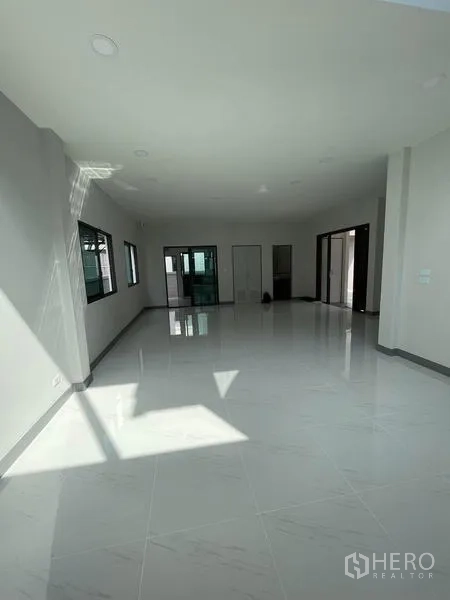 独立式住宅 出租 - 采光充足的起居/餐饮区，多扇窗户