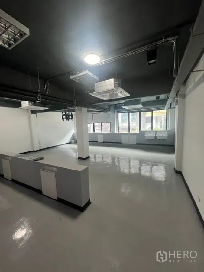 Retail Space for rent in Watthana, Bangkok - Open-plan retail unit in Watthana, Bangkok with polished floors, exposed ceiling and large front windows near BTS Phra Khanong.
