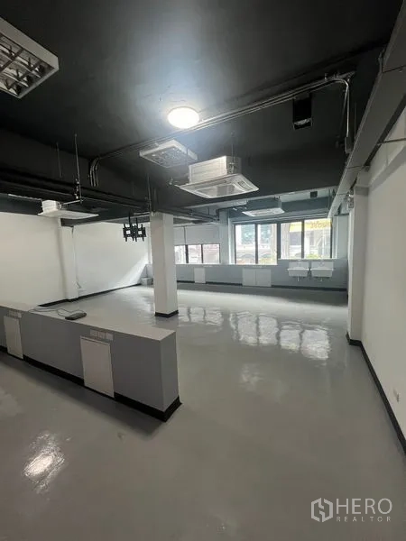 Retail Space for rent in Watthana, Bangkok - Open-plan retail unit in Watthana, Bangkok with polished floors, exposed ceiling and large front windows near BTS Phra Khanong.