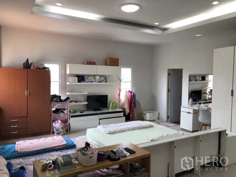 Detached House for sale in Lam Luk Ka, Pathum Thani - Bedroom featuring built-in shelving, vanity and white furniture.