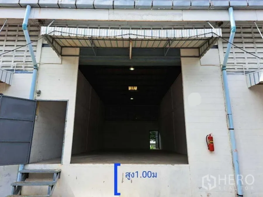 Warehouse for rent in Bang Phlat, Bangkok - Warehouse entrance with covered 1m-high loading dock, wide bay opening and fire extinguisher.