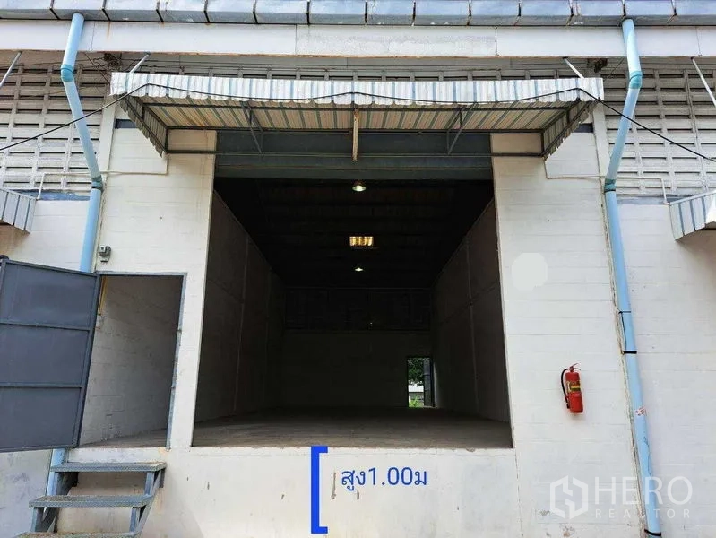 Warehouse for rent in Bang Phlat, Bangkok - Warehouse entrance with covered 1m-high loading dock, wide bay opening and fire extinguisher.