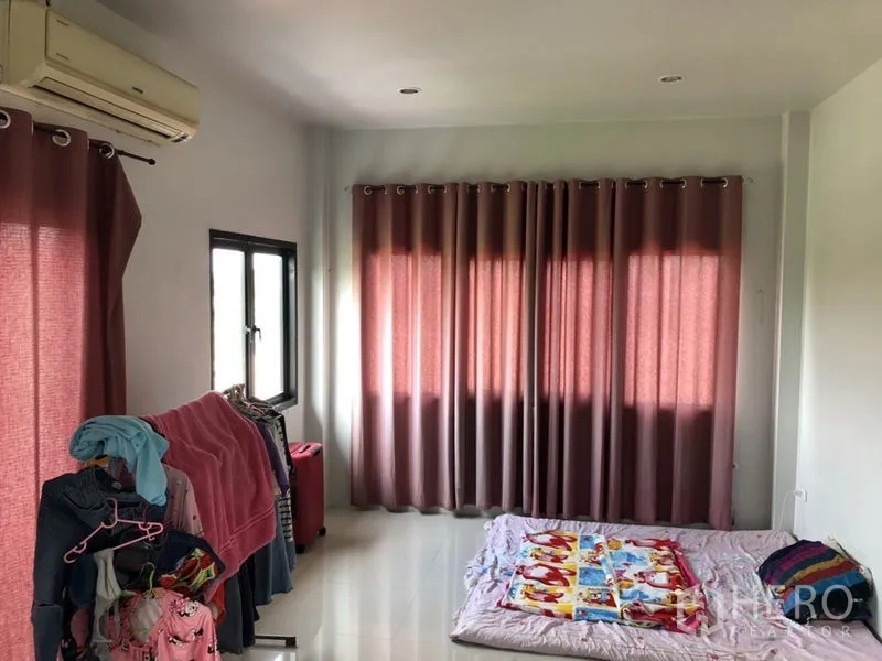 Detached House for sale in Lam Luk Ka, Pathum Thani - Room with pink curtains and a floor mattress.