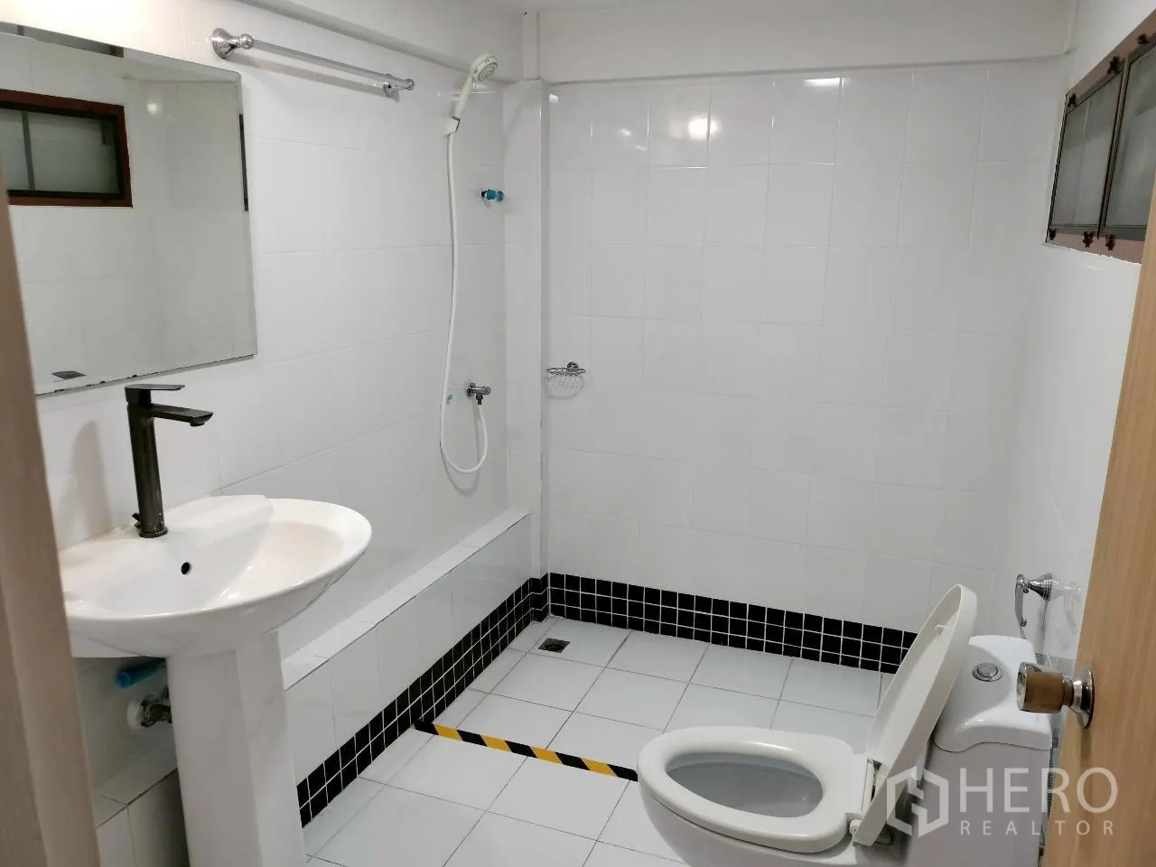 โฮมออฟฟิศ for rent in Watthana, Bangkok - ห้องน้ำกระเบื้องสีขาวพร้อมฝักบัว โถสุขภัณฑ์ และอ่างล้างหน้าแบบขาตั้ง