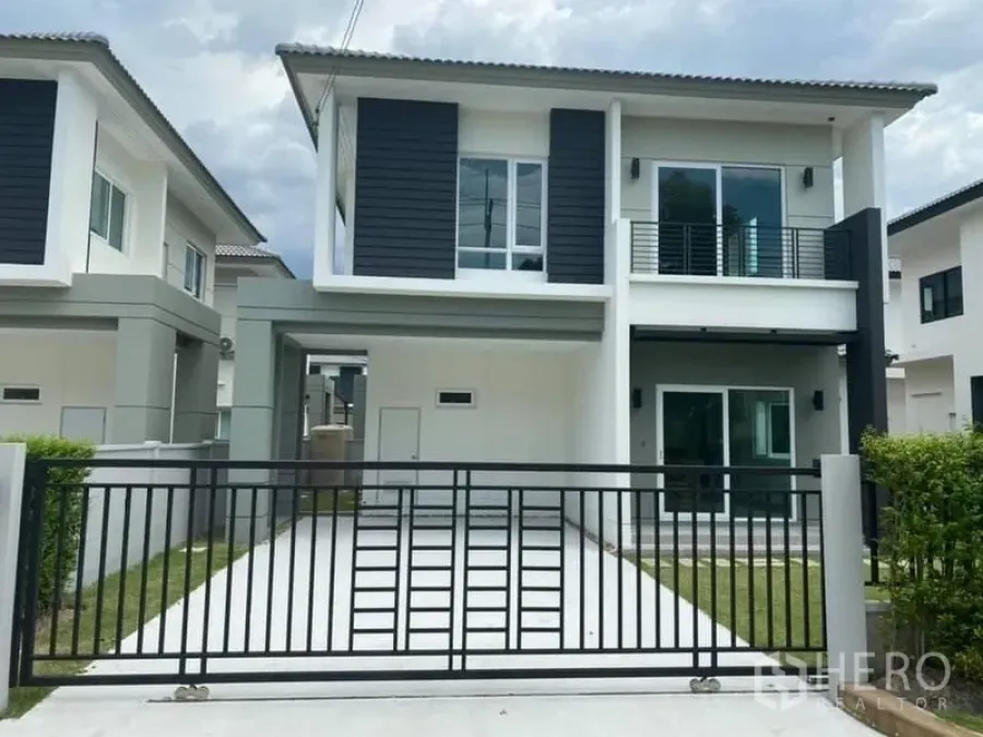 Detached House for rent in Khlong Luang, Pathum Thani - Modern two-storey detached house with driveway and sliding gate in Khlong Luang.