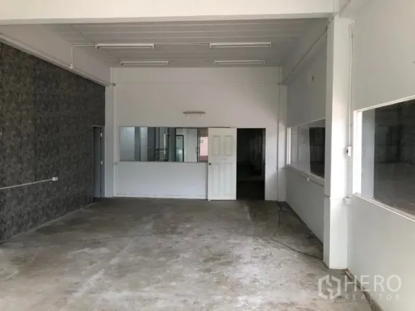 货栈 出租在Khlong Sam Wa, Bangkok - 一层办公或工作间，带窗户与门，混凝土地面。