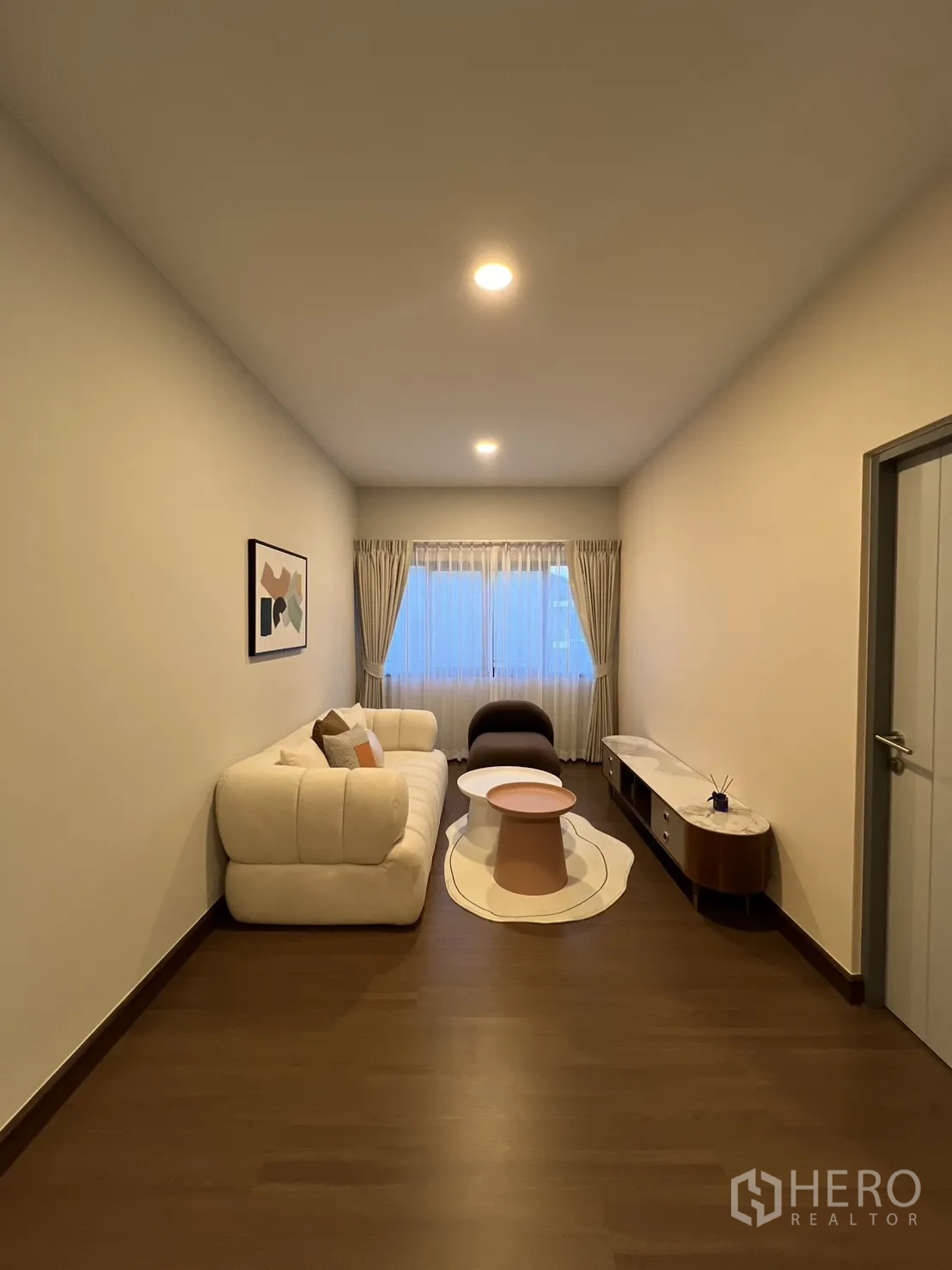 Detached House for rent in Bang Phli, Samut Prakan - Upstairs family room with sofas, coffee tables and wood flooring.