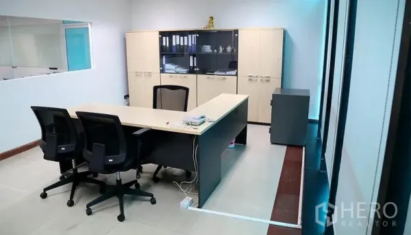 办公空间 出租在Huai Khwang, Bangkok - 私密办公室内的主管桌、座椅与内置储物柜