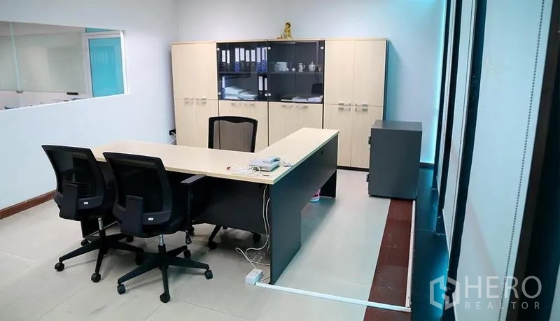 办公空间 出租在Huai Khwang, Bangkok - 私密办公室内的主管桌、座椅与内置储物柜