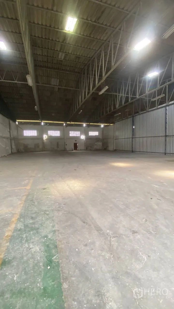 工厂 for rent in Bang Phli, Samut Prakan - 宽敞仓库大厅，钢结构高屋顶、混凝土地面与条形照明。