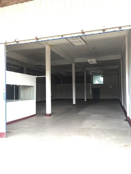 货栈 出租在Bueng Kum, Bangkok - 宽阔入口，可见通透储存空间与内部办公室区。