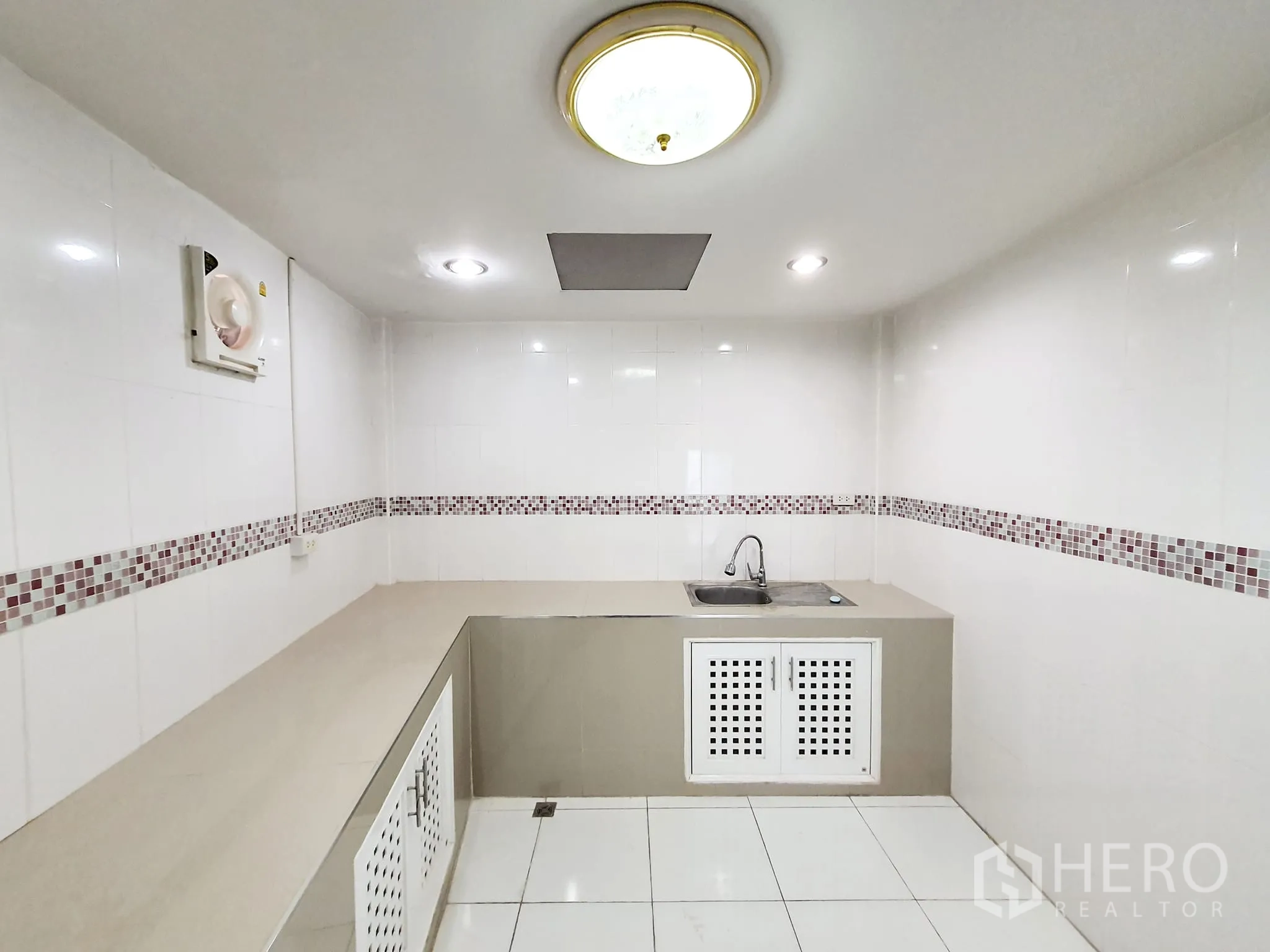 带办公室的家 出租在Khlong Toei, Bangkok - 瓷砖厨房，长台面与水槽，马赛克装饰和排气扇。
