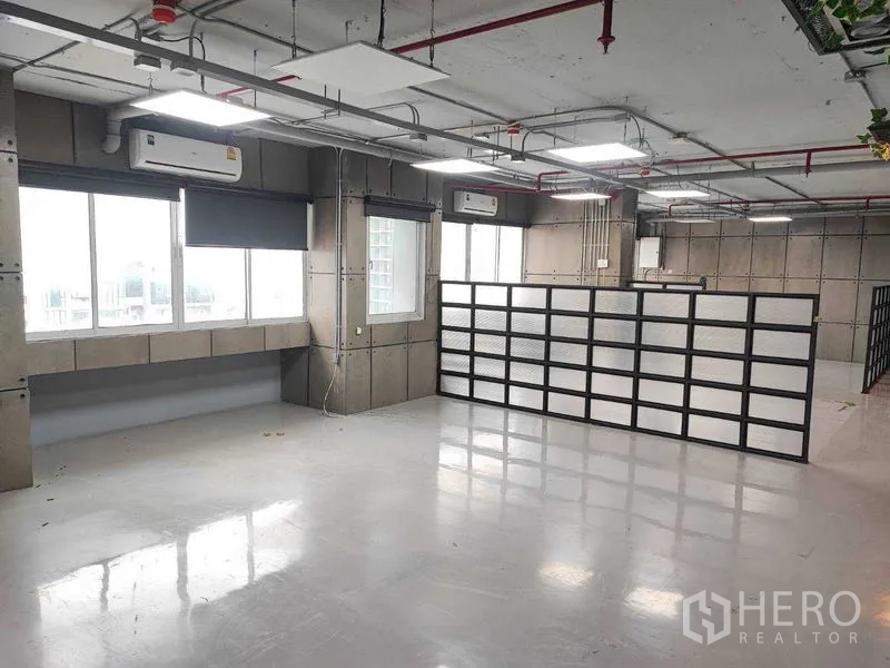 Office Space for rent in Watthana, Bangkok - Spacious area with roller blinds, frosted dividers, air-conditioning units and wide windows.