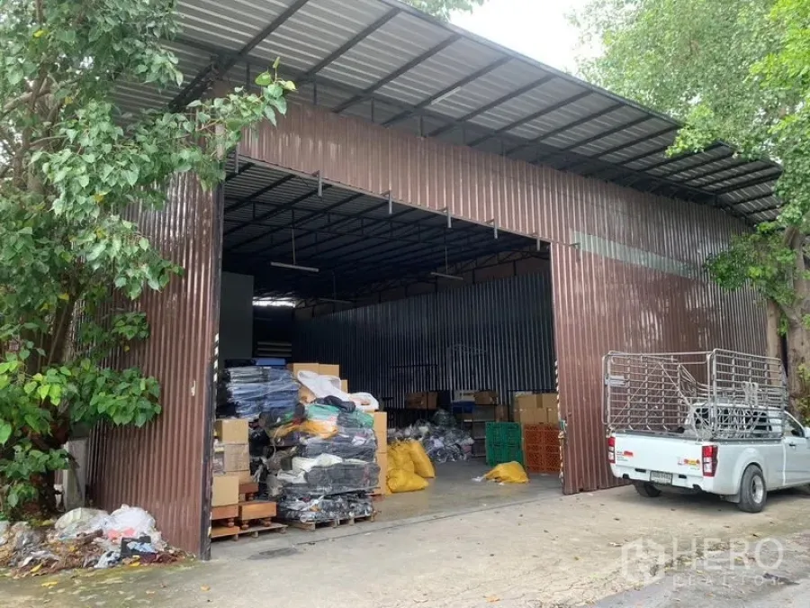 คลังสินค้า ให้เช่าในBang Kapi, Bangkok - มุมมองด้านหน้าโกดังหลังคาสูง ช่องเปิดกว้าง รองรับรถบรรทุกเข้าออกสะดวก