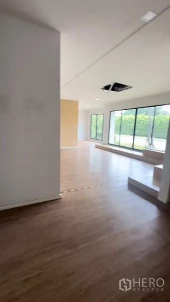 Retail Space for rent in Bang Na, Bangkok - Open-plan showroom interior with wood flooring and large windows in a bright retail space.